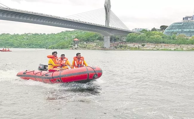 Hyderabad Durgam Cheruvu Cable Bridge Has Become Suicide Spot - Sakshi