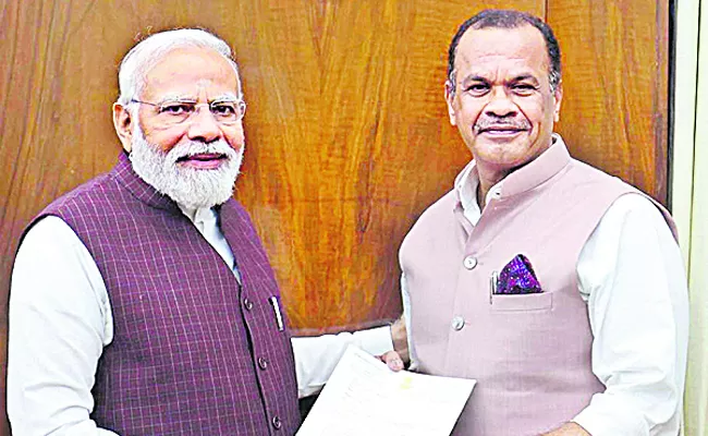 MP Komatireddy Venkat Reddy Meets PM Narendra Modi In Delhi - Sakshi