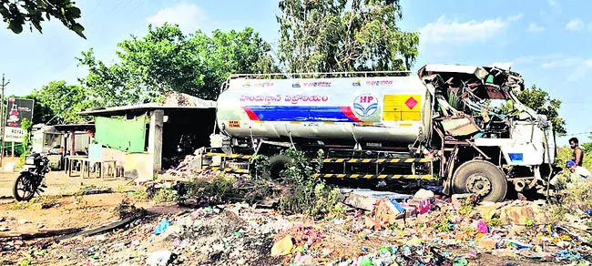 రెస్టారెంట్‌ గదిని ఢీకొన్న ఆయిల్‌ ట్యాంకర్‌ - Sakshi