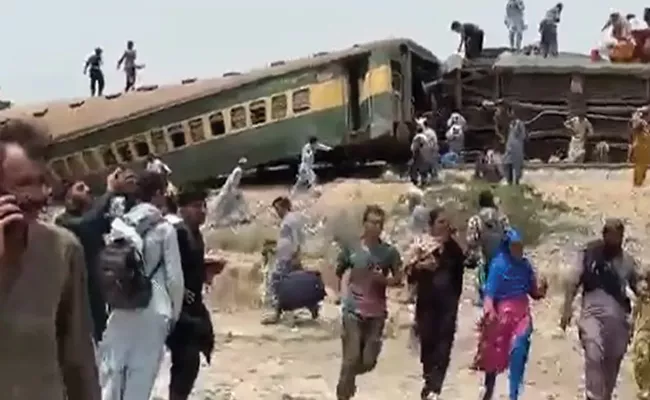 10 Coaches Of Passenger Train Derails In Pakistan - Sakshi