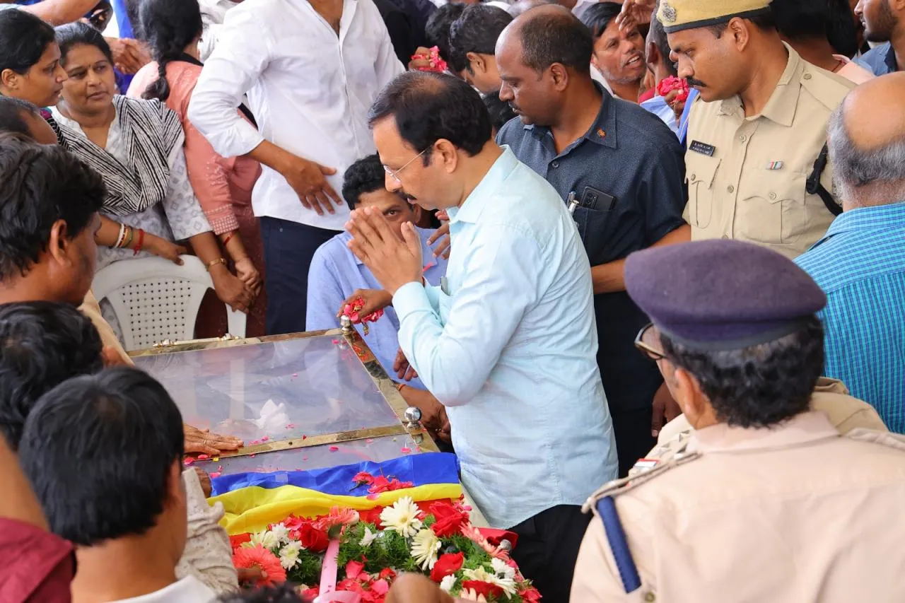 TSRTC MD VC Sajjanar Pays Last Respect To Gaddar - Sakshi