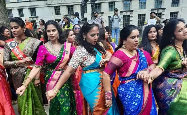 Womens Dance Of RRR Song Naatu Naatu On London Streets - Sakshi