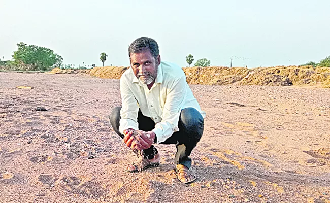 Heavy rains and floods Crops in 2 lakh acres damaged in Telangana - Sakshi