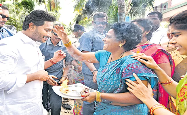 CM YS Jagan With Flood Victims In Andhra Pradesh - Sakshi