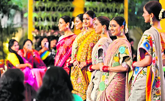 Designer Gaurang Showcases Whispers of Looms for Handloom Day - Sakshi