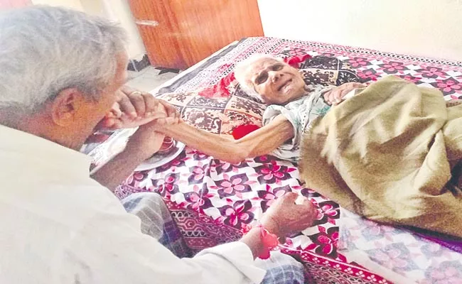 95 Year Old Sister Tied Rakhi By 85 Year Old Brother In Medchal District - Sakshi