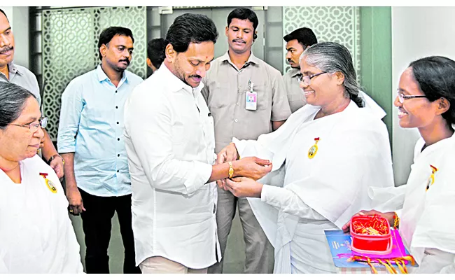 Brahmakumaris tied rakhis to CM YS Jagan mohan reddy  - Sakshi