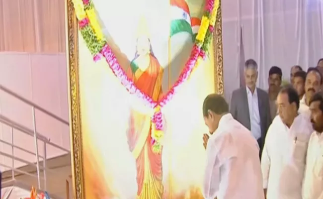 Cm KCr Attend Swatantra Bharat Vajrotsavam Closing Ceremony At HICC - Sakshi