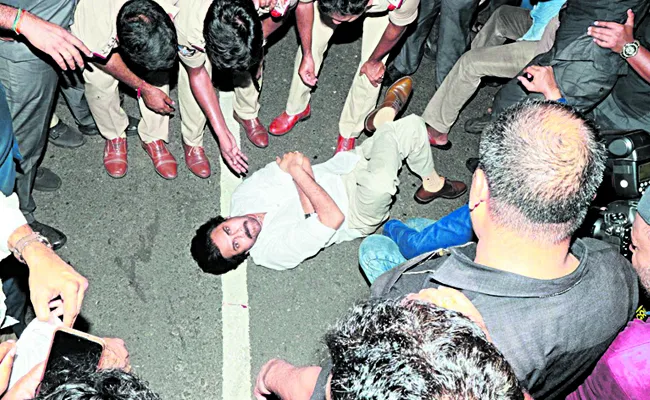 Pawan Kalyan lying on Road for AP Police Stopping him While Entering AP - Sakshi