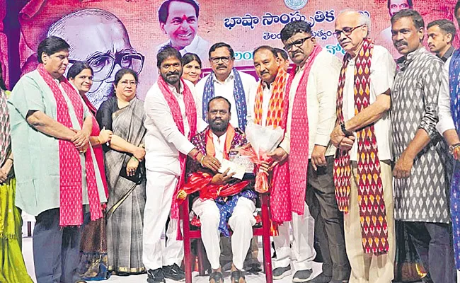 Renowned poet Jayaraj awarded Kaloji Puraskar - Sakshi