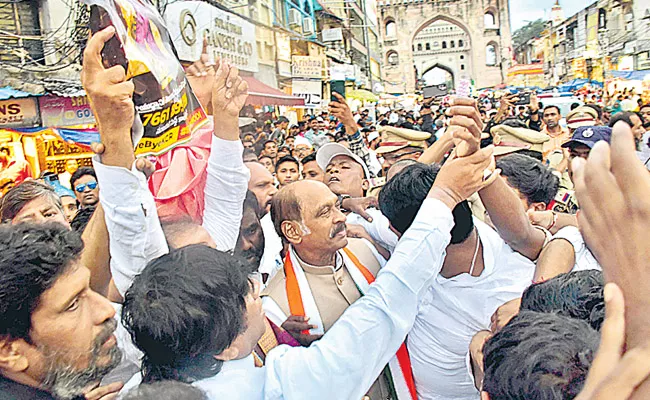 A tense Congress poster unveiling - Sakshi