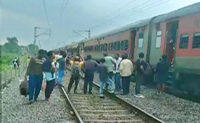 Smoke in Howrah Express Near Nekkonda - Sakshi