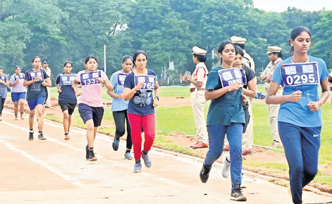 Police Recruitment in Eluru Police Parade Grounds - Sakshi