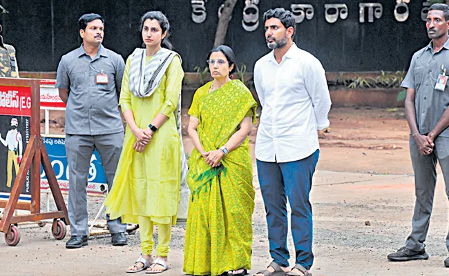 Family members meeting with Chandrababu - Sakshi