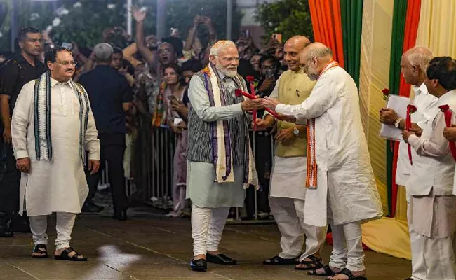 PM Narendra Modi gets rousing welcome at BJP HeadQuarter after G20 success - Sakshi