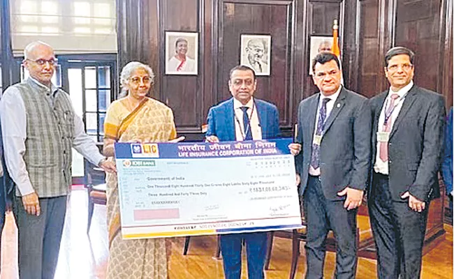 LIC presents dividend cheque of Rs 1,831 crore to FM Nirmala Sitharaman - Sakshi