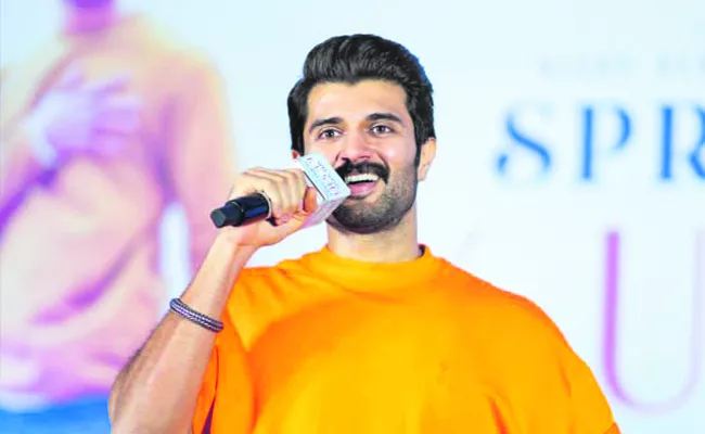 Vijay Deverakonda presents checks worth Rs 1 lakh to 100 lucky families - Sakshi