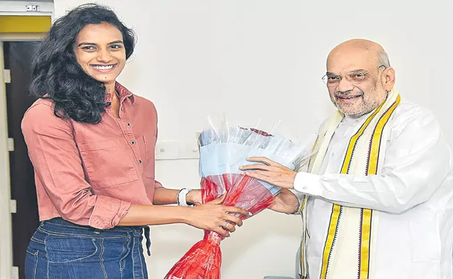 PV Sindhu meets BJP Leader Amit Shah - Sakshi