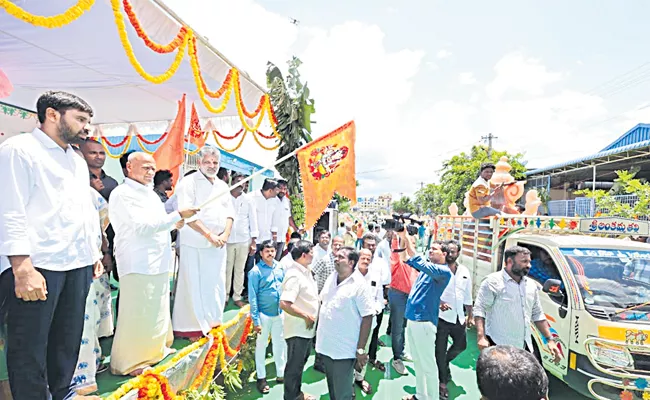 Distribution of 1060 huge Ganesha idols at Chandragiri - Sakshi