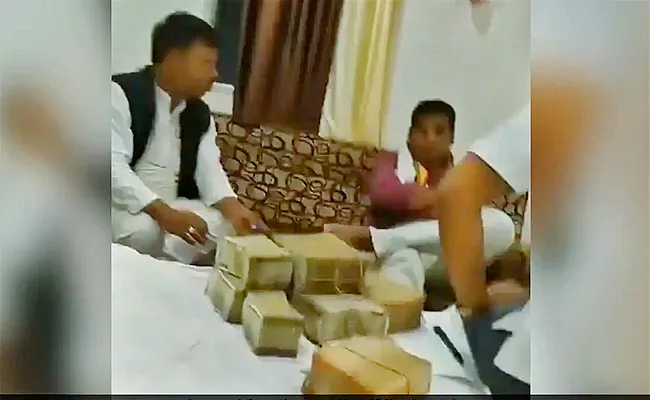 Chhattisgarh Congress MLA Seen With Huge Cash In Viral Video - Sakshi