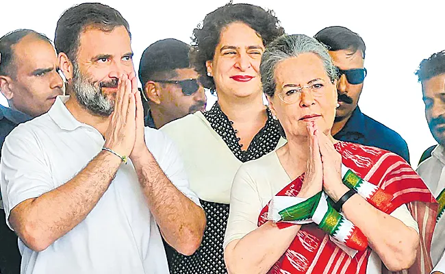 Sonia with TPCC leaders - Sakshi