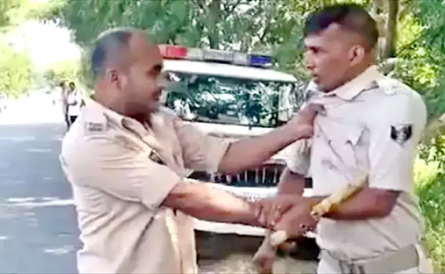 Two Cops Get Into An Ugly Fight In Bihar Nalanda - Sakshi