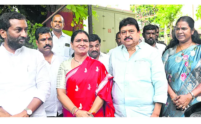 DK Aruna Sensational Comments on Telangana Police - Sakshi