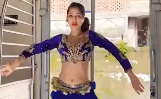 Woman Doing Belly dance in Mumbai Local Train - Sakshi