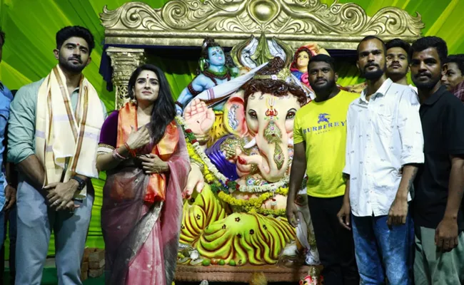 Vontari Gulabi Tv Actress Visit Ganesh Mandapam - Sakshi