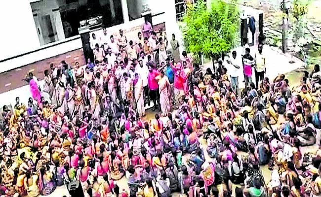 Anganwadis attempt to besiege Minister Satyavatis house - Sakshi