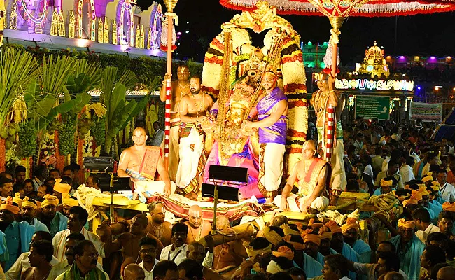 Number Of Devotees Increased During Tirumala Brahmotsavalu - Sakshi