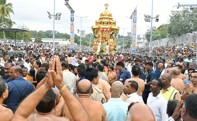 Devotees Has Increased In Tirumala Over Srivari Brahmotsavam - Sakshi