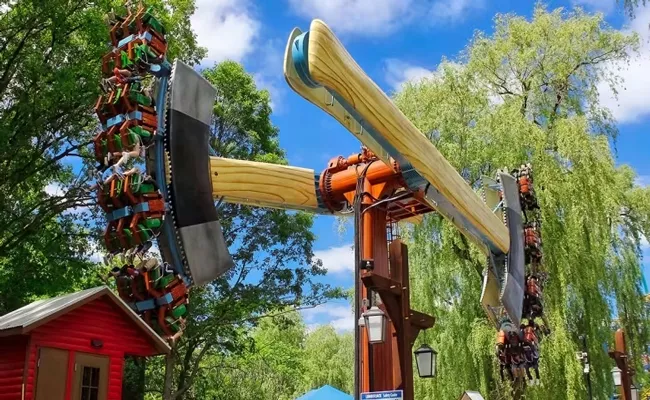 Lumberjack ride at Canada Wonderland park pauses mid-air, trapping passengers - Sakshi