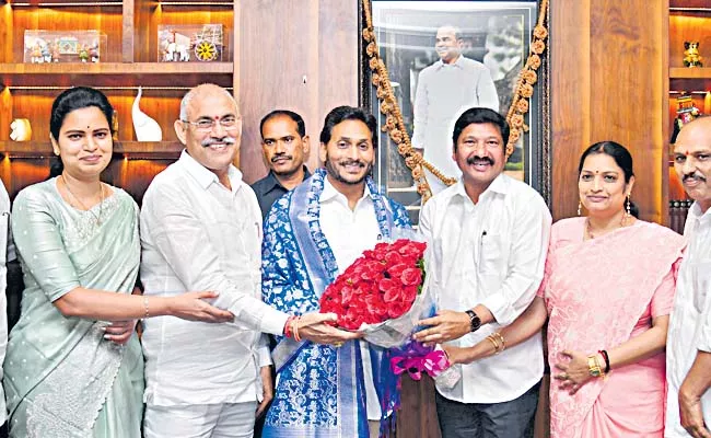 BC ministers thanked Jagan together - Sakshi