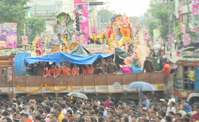 Ganesh Idols Immersion In Rain At Tankbund - Sakshi