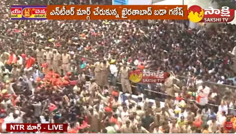 Police Dance Adhurs In Khairatabad Ganesh Shobha Yatra