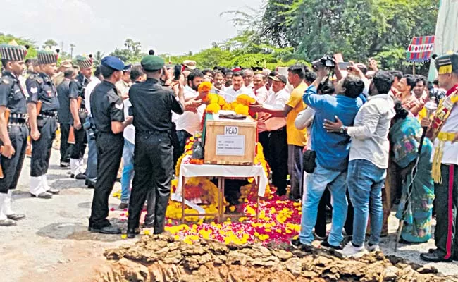 Farewell to Veera Jawan with military honours - Sakshi