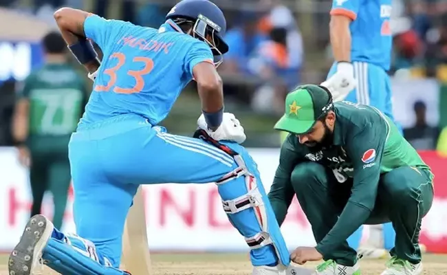 Spirit of cricket shines as Shadab Khan ties Hardik Pandyas shoe lace - Sakshi