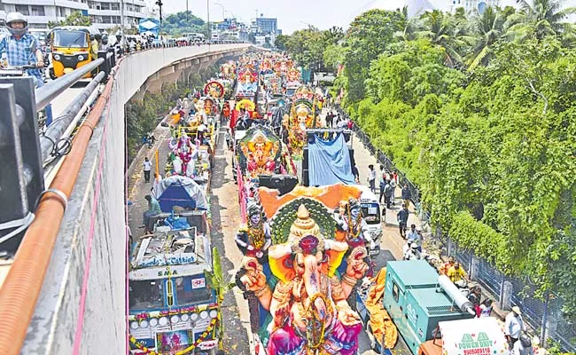 Statues lined the roads on 2nd day - Sakshi