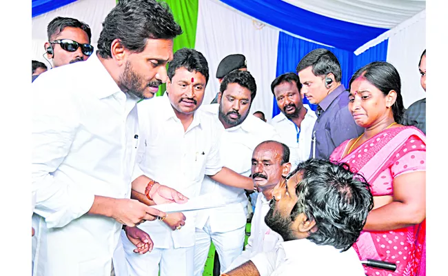 CM Jagan Released YSR Vahana Mitra 5th Phase Instalment - Sakshi