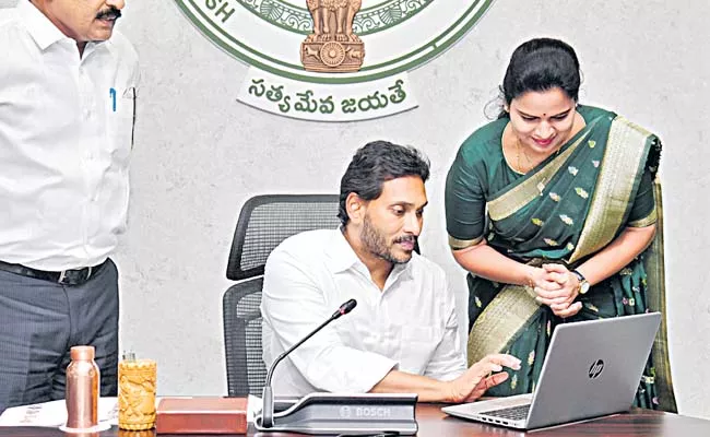 CM Jagan launched Jagananna Arogya Suraksha virtually - Sakshi