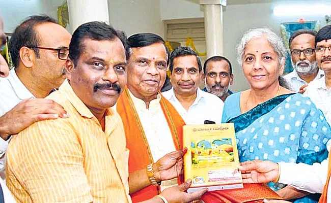 Free distribution of Bhagavad Gita to 4618 people for five years - Sakshi