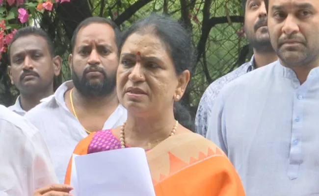 DK Aruna Goes To assembly submits SC Order To Assembly Secretary - Sakshi