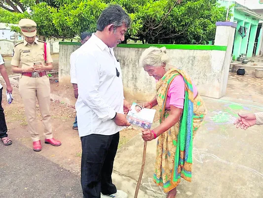 వృద్ధురాలు పుల్లం పుత్తూరు సుబ్బమ్మతో మాట్లాడుతున్న నేదురుమల్లి   - Sakshi