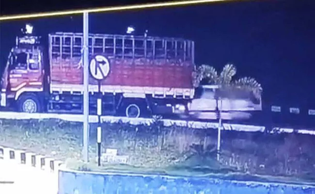 Speeding Van Rams Lorry On Tamil Nadu Highway - Sakshi