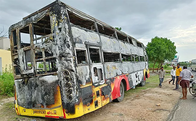 Private Bus Caught Fire At Narketpally Nalgonda District - Sakshi