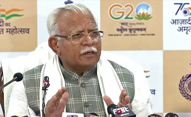 Haryana CM Manohar Lal Khattar Satirical Response To Woman - Sakshi