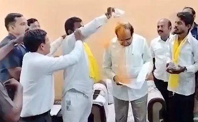 Man Throws Haldi At Maharashtra Minister - Sakshi