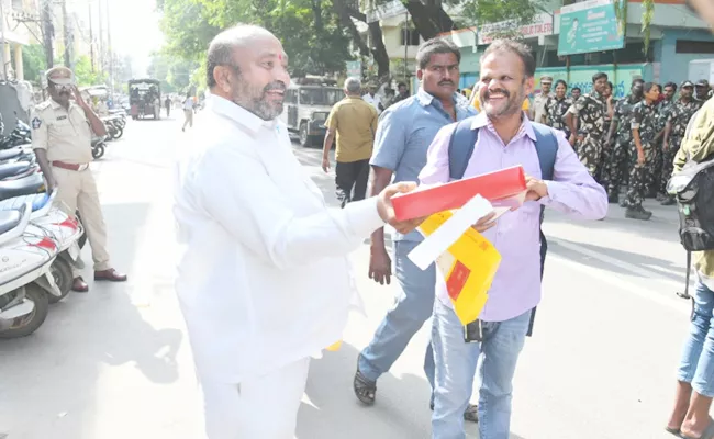 Chandrababu Naidu Arrest: Vijayawada TDP Leader Distribute Sweets  - Sakshi