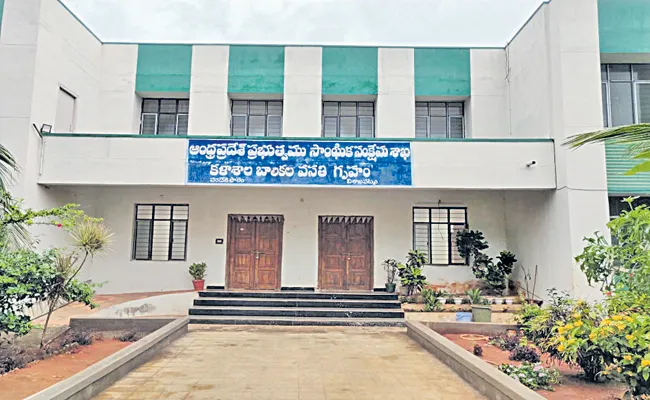 Andhra Pradesh Govt Focus On Welfare hostels - Sakshi